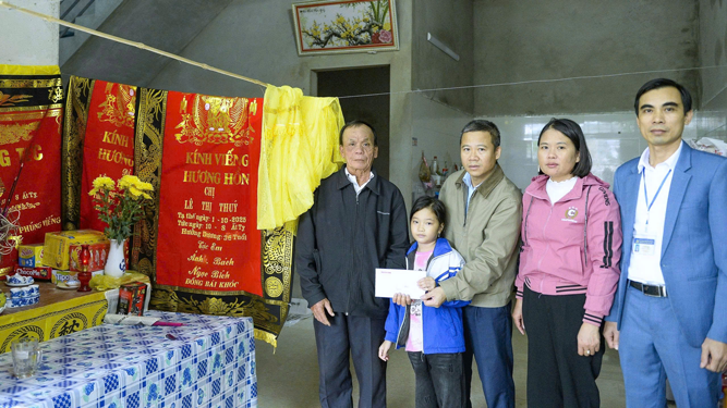 Chuyển cả tấm lòng tới đồng bào bị bão, lũ - Ảnh 2.