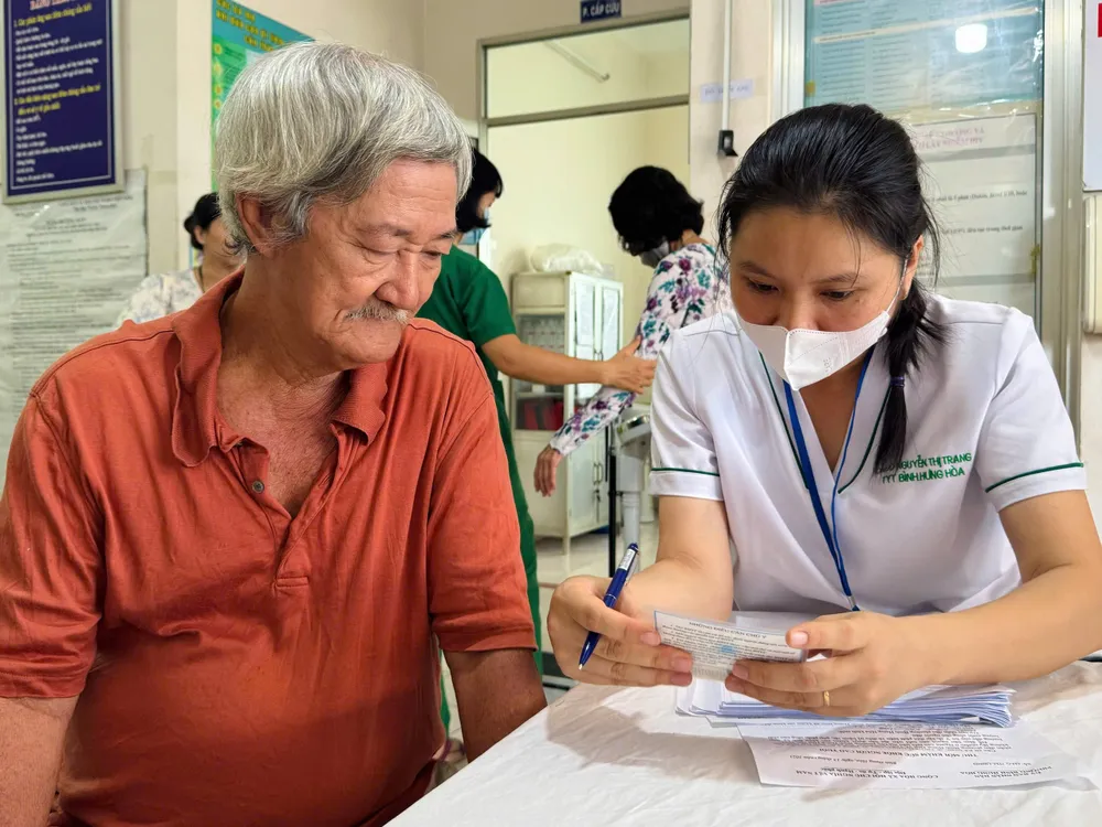 BHXH TP.HCM khẳng định quyền lợi khám chữa bệnh của người tham gia BHYT vẫn được bảo đảm dù cơ sở đăng ký ban đầu ngưng hợp đồng. Ảnh minh họa: TRẦN MINH người cao tuổi.jpg