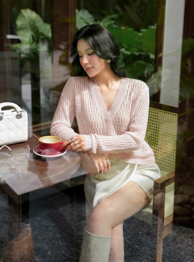 Áo dệt kim, áo cardigan 'lên ngôi' trong ngày thu se lạnh- Ảnh 2.