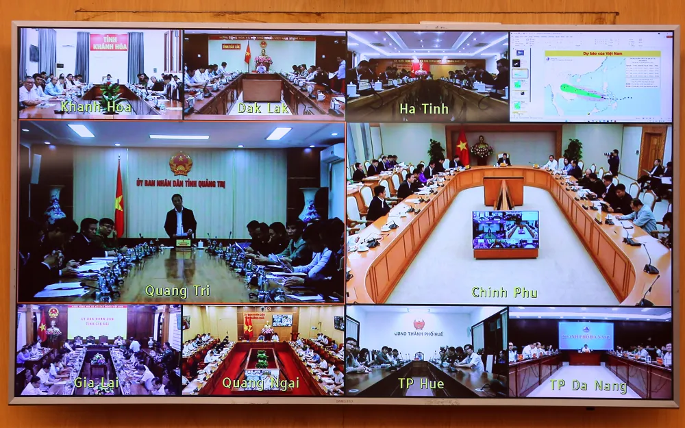 Lãnh đạo một số địa phương miền Trung báo cáo về công tác khắc phục hậu quả mưa lũ và khẩn trương chuẩn bị ứng phó với bão số 13. Ảnh: VGP c11a1498-1762306109048258450213.jpg