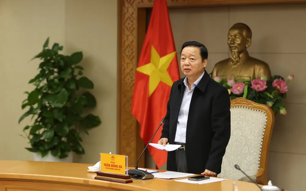 Phó Thủ tướng Trần Hồng Hà đánh giá bão số 13 là cơn bão hết sức bất thường khi hình thành nhanh trong tháng 11, tốc độ di chuyển 25 km/giờ và cường độ lớn. Ảnh: VGP c11a1510-1762306109848559551648.jpg