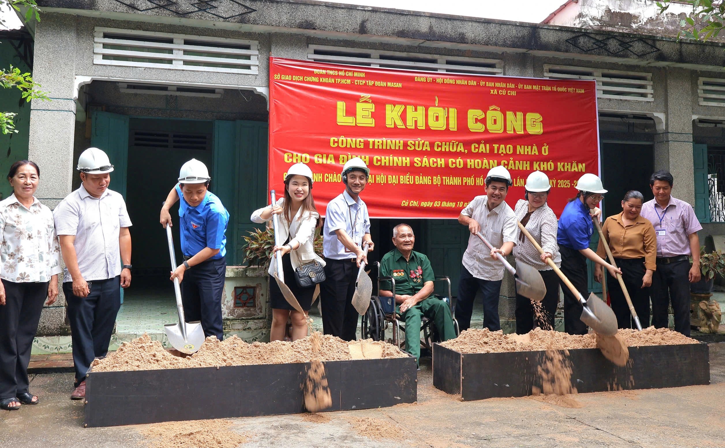 Người có công ở TP.HCM đi về nguồn bằng máy bay, phòng nghỉ 2 triệu đồng/ngày 2 Người có công ở TP.HCM đi về nguồn bằng máy bay, ở phòng 2 triệu/ngày - Ảnh 2.