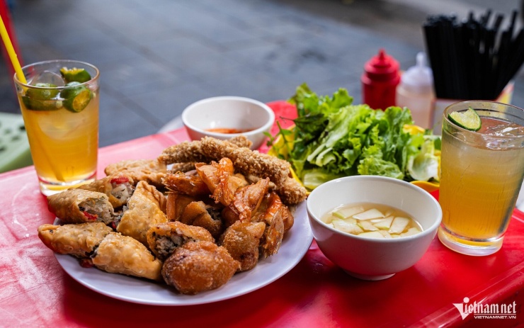 Mỗi chiếc bánh gối có giá 14.000 đồng. Ảnh: Nguyễn Huy