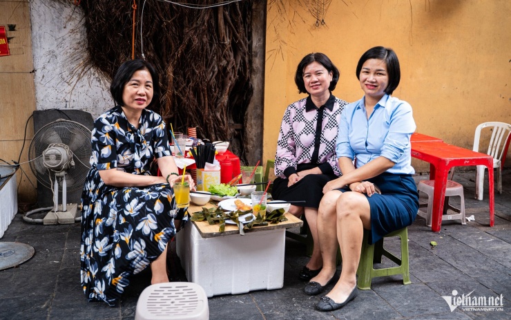 3 người bạn là khách quen đã 20 năm của quán. Ảnh: Nguyễn Huy