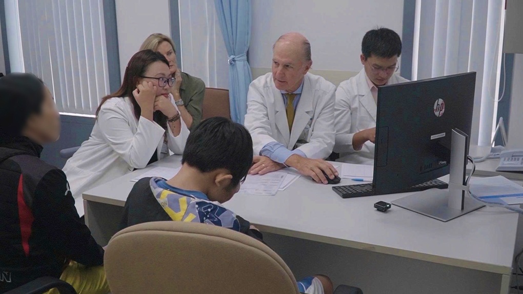 GS.BS người Mỹ tái tạo diện mạo mới cho bé trai mắc u sợi thần kinh phức tạp - 2