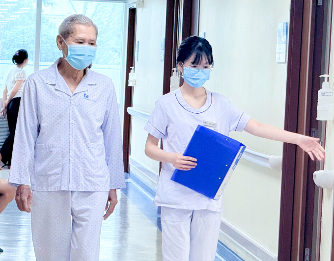 Ông Tùng đi lại bình thường sau phẫu thuật. Ảnh: Bệnh viện Đa khoa Tâm Anh