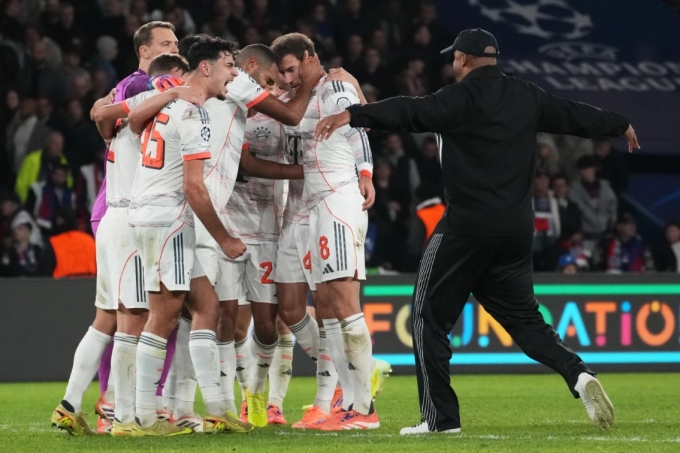 HLV Vincent Kompany (áo đen) chạy vào sân ăn mừng cùng các học trò sau trận. Ảnh: AP