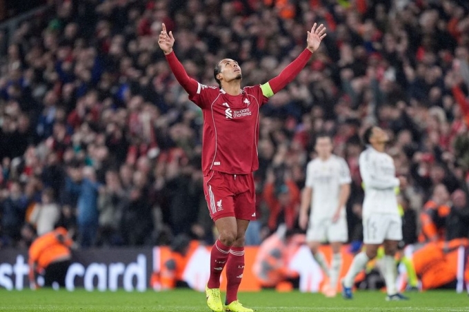 Virgil van Dijk ăn mừng sau trận. Ảnh: PA