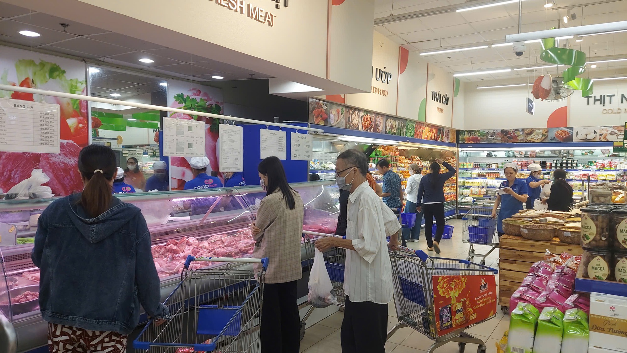 Người dân Quy Nhơn đổ xô mua thực phẩm dự trữ trước bão số 13- Ảnh 1.