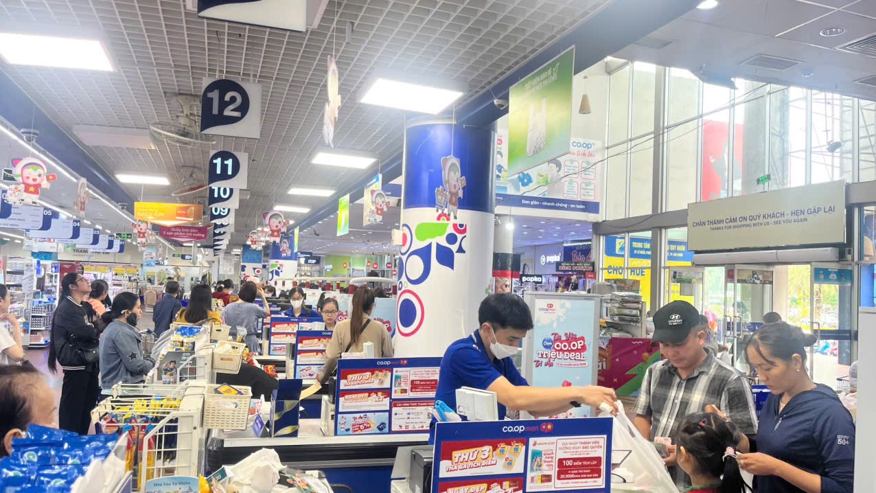 Người dân Quy Nhơn đổ xô mua thực phẩm dự trữ trước bão số 13- Ảnh 2.