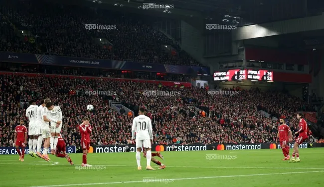 chien-thang-nhoc-nhan-cua-liverpool-bi-lu-mo-boi-tranh-cai-penalty (2).jpg