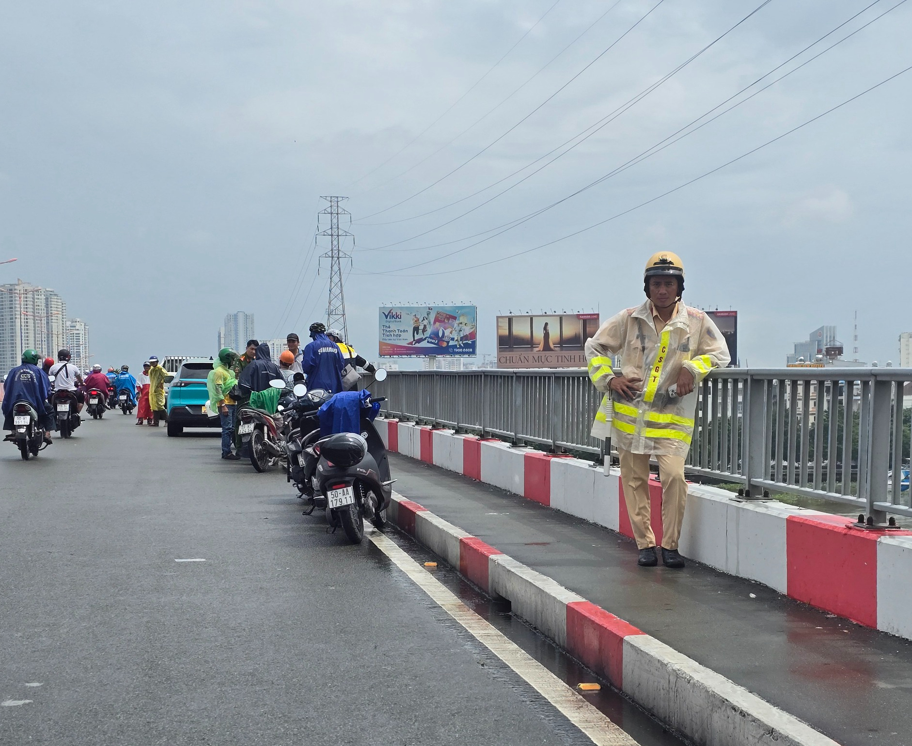 Phát hiện thi thể trên sông ở Thanh Đa, nghi là tài xế taxi dùng dao tự sát thương trên cầu Sài Gòn - Ảnh 4.