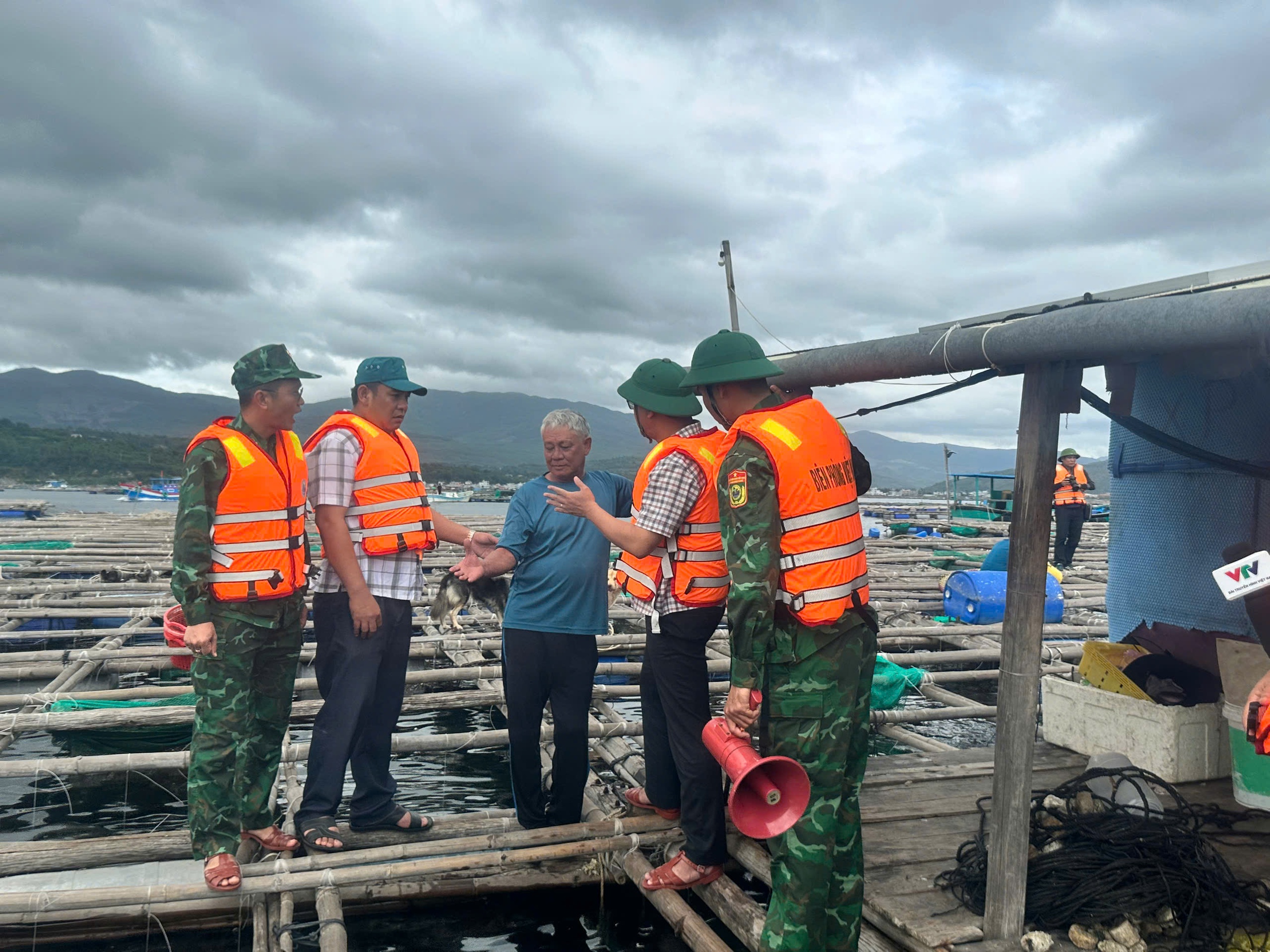 Ứng phó bão số 13 Kalmaegi: Thủ phủ tôm hùm vịnh Xuân Đài 'chạy đua' với bão - Ảnh 5.