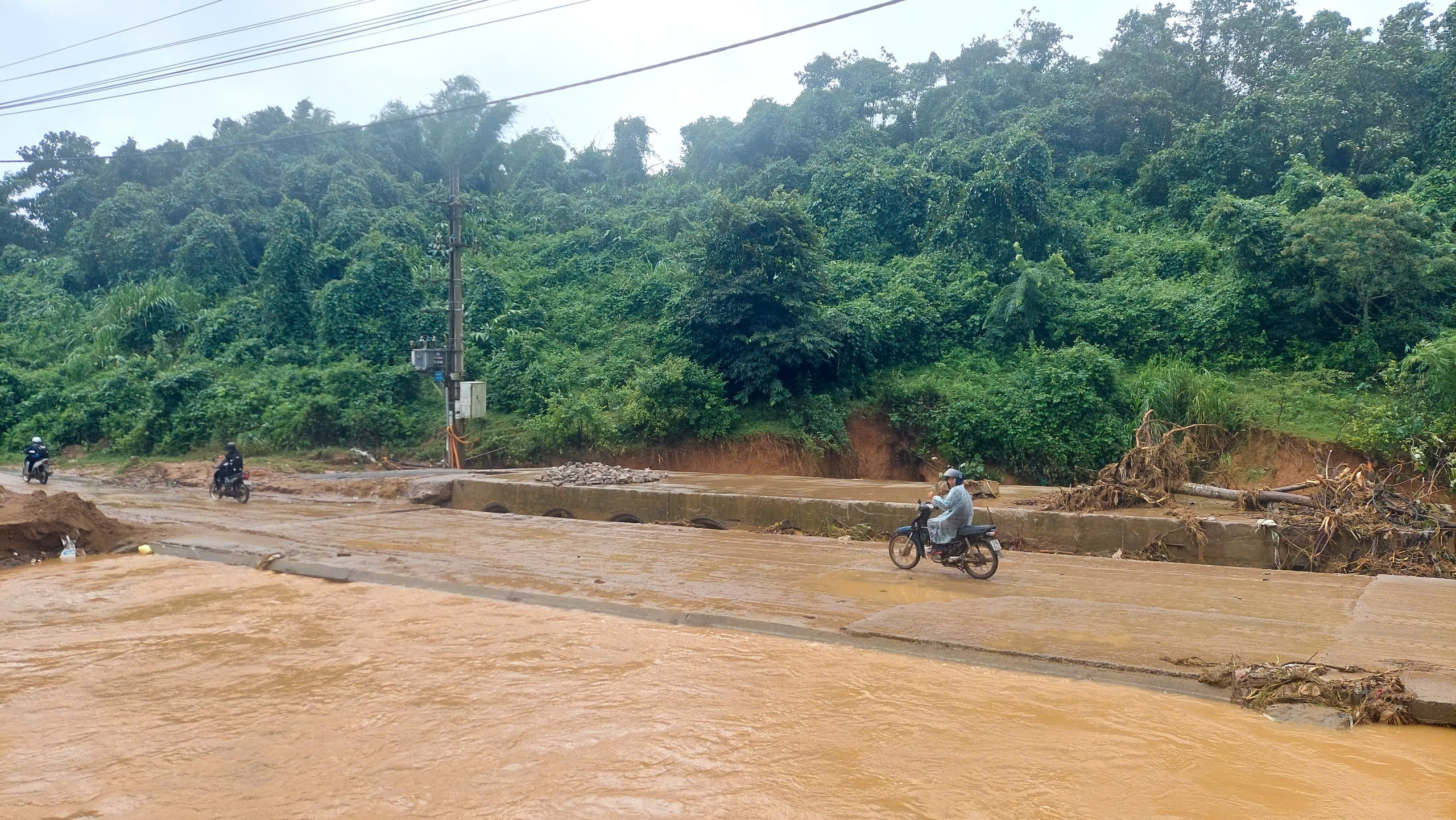 Quảng Trị yêu cầu chủ dự án điện gió tháo dỡ cầu tạm trong 10 ngày tới - Ảnh 2.