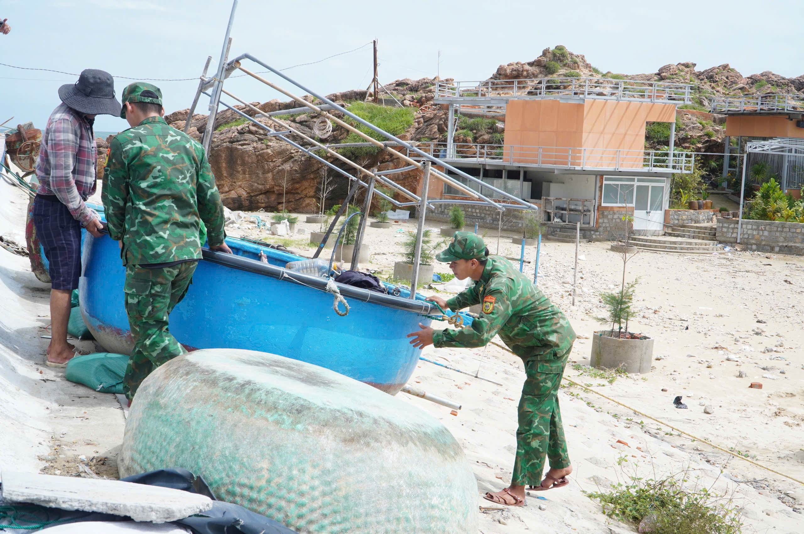 Trước giờ bão số 13 Kalmaegi đổ bộ, người dân ven biển chạy đua với thời gian - Ảnh 3.