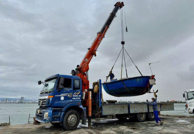 Tại Đà Nẵng, người dân cấp tập cẩu tàu thuyền tại khu vực dưới chân bán đảo Sơn Trà lên bờ để tránh bão. Ảnh: Nguyễn Đông