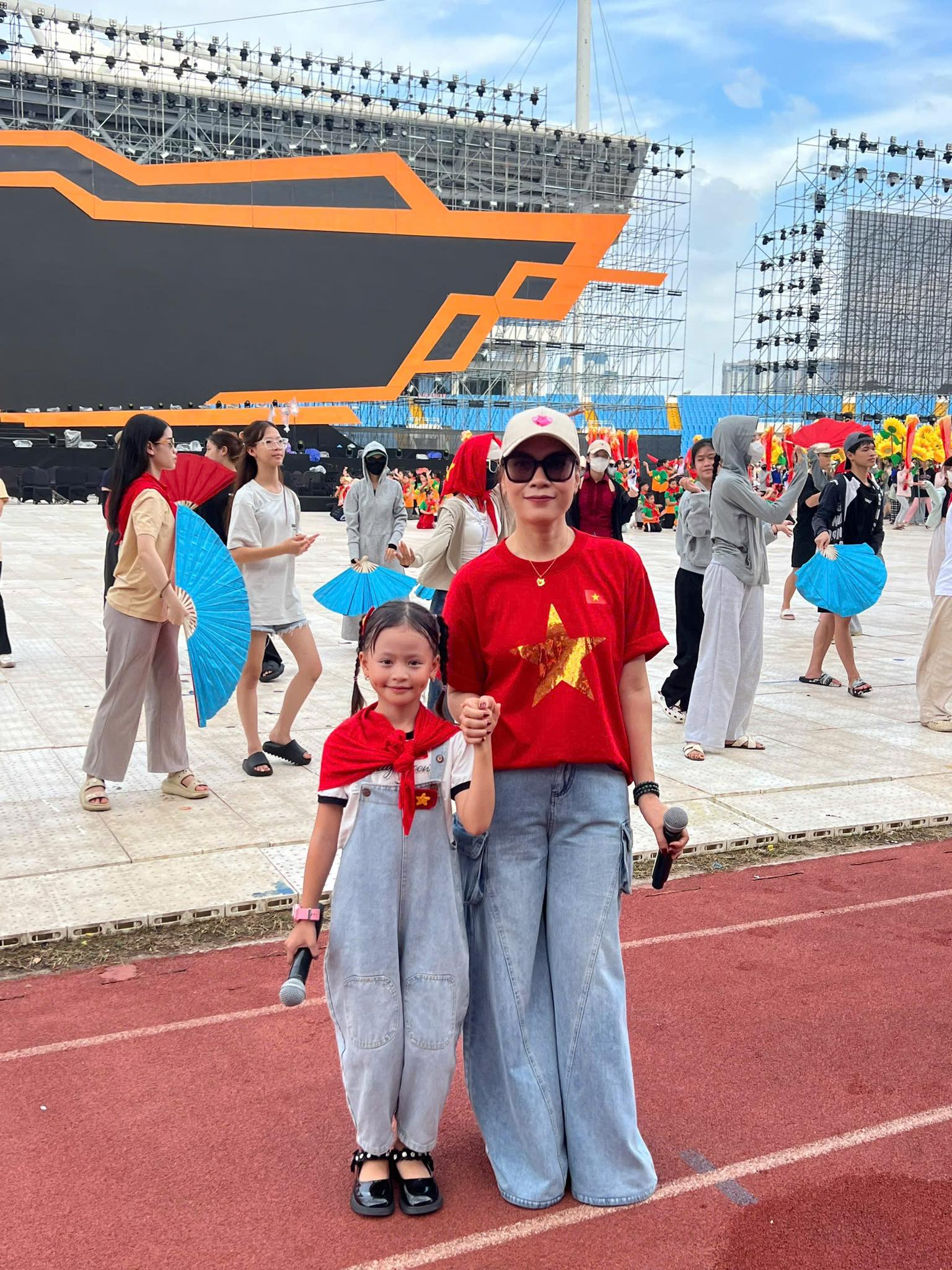 Bé gái 7 tuổi cực đắt show nhờ song ca với Mỹ Tâm tại Đại lễ 2/9- Ảnh 3.