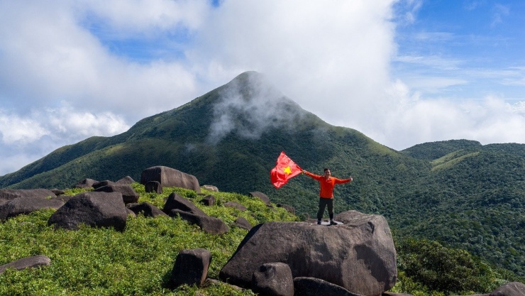 Bãi đá trên đỉnh Pa Thiên. Ảnh: Tr. Cương