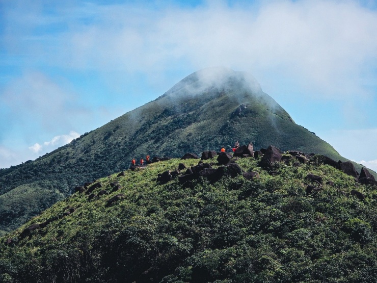 Từ Pa Thiên nhìn lên đỉnh Voi Mẹp. Ảnh: Tr. Cương