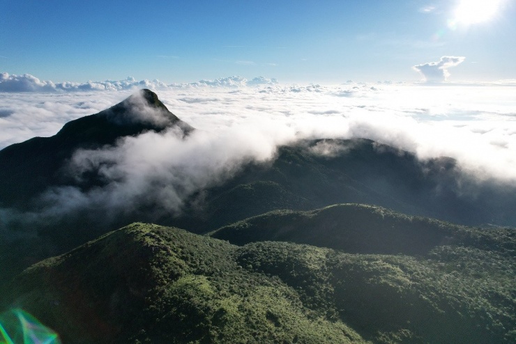 Biển mây cuồn cuộn như sóng. Ảnh: Tr. Cương