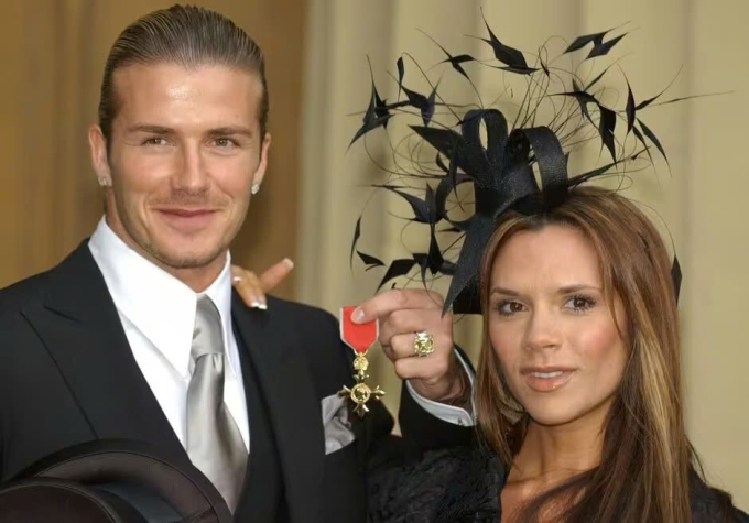Beckham nhận tước hiệu Sĩ quan (OBE) cùng vợ Victoria ở Anh năm 2003. Ảnh: PA
