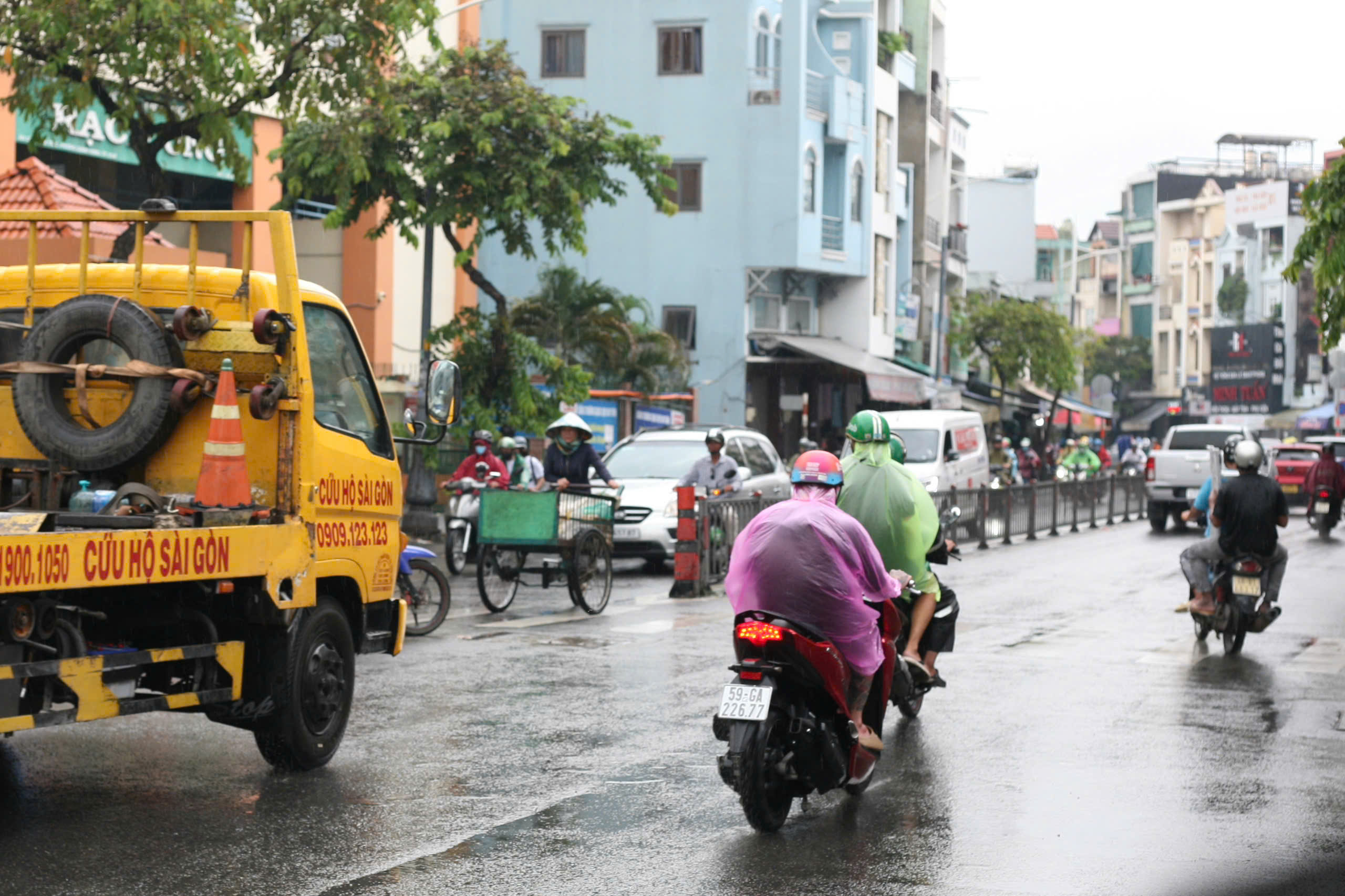 Chiều nay, TP HCM mưa dai dẳng - Ảnh 2.
