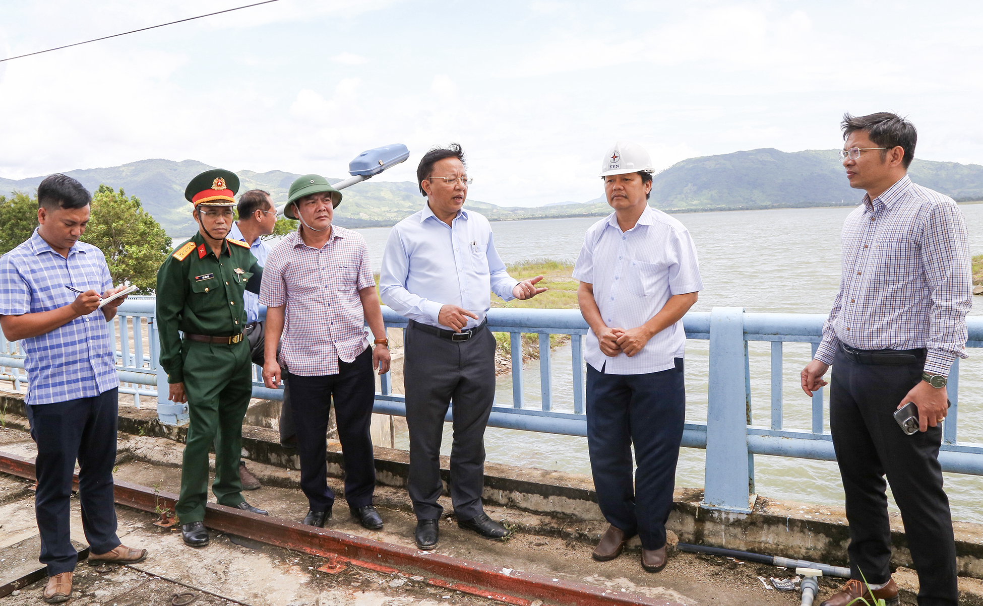 Lãnh đạo tỉnh Khánh Hòa đồng loạt kiểm tra công tác ứng phó bão số 13 Kalmaegi - Ảnh 2.