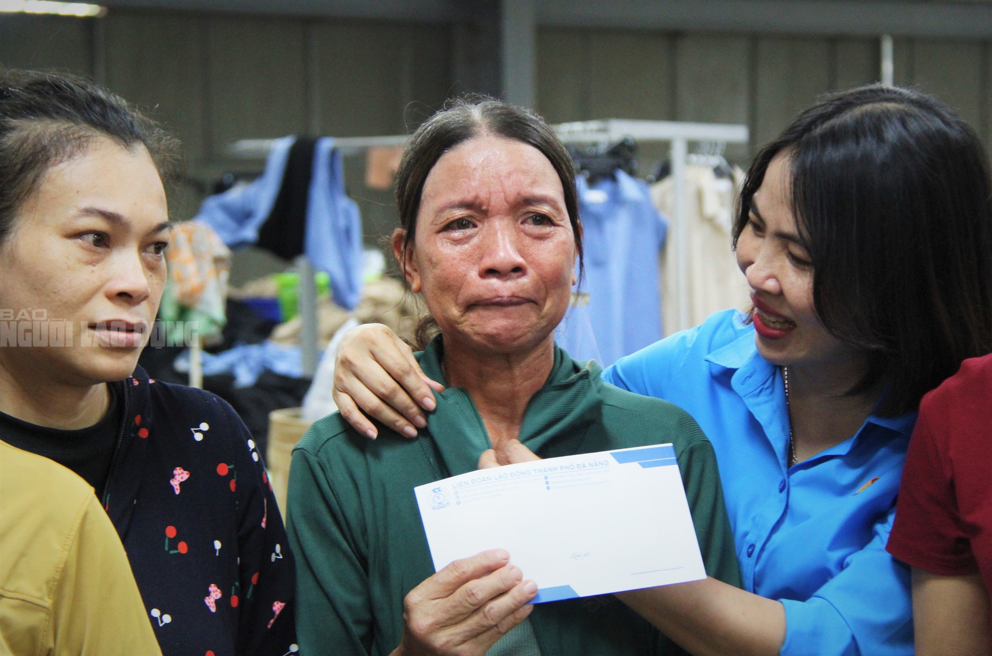 Nữ công nhân òa khóc khi nhận hỗ trợ lũ lụt từ Công đoàn Đà Nẵng - Ảnh 3.