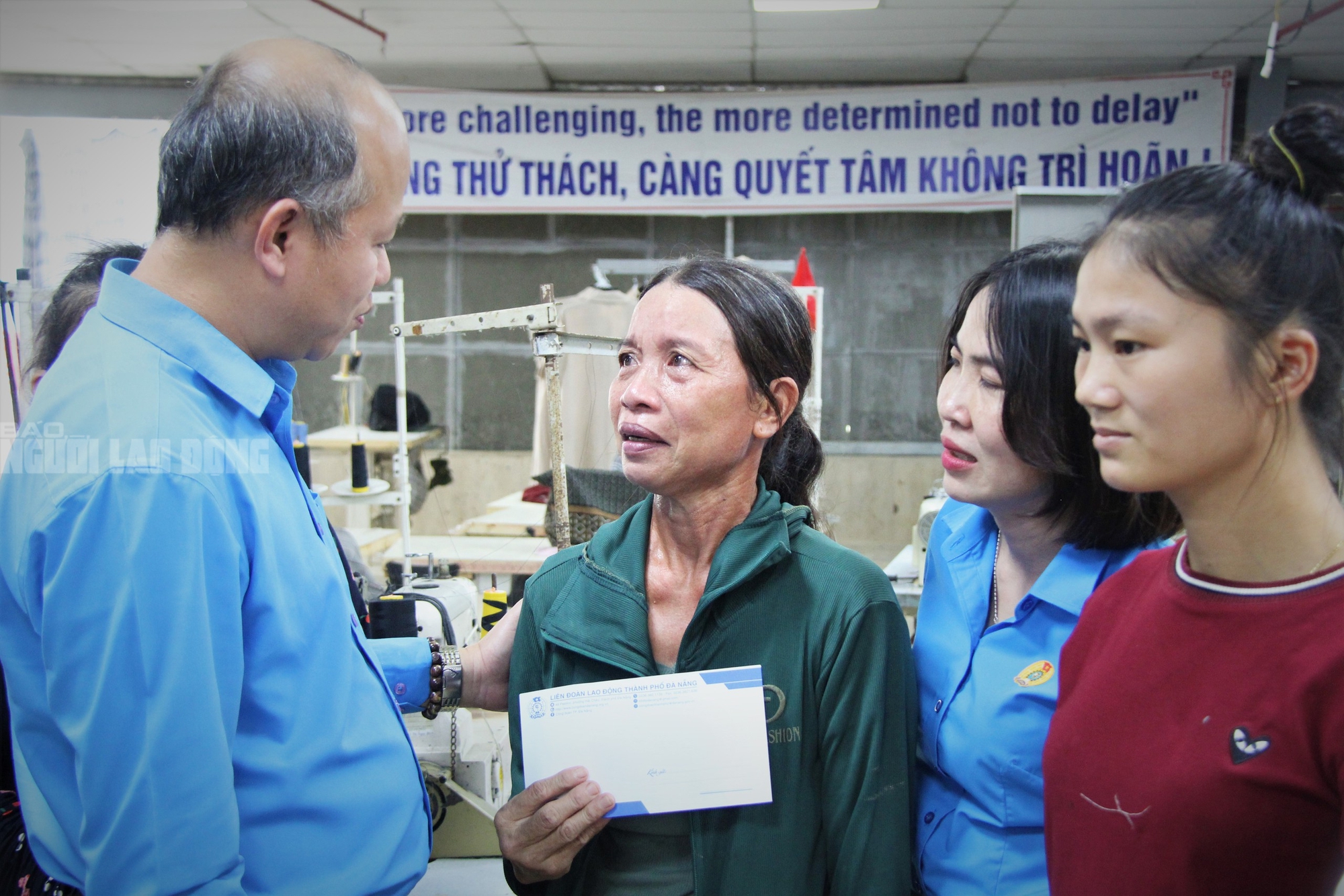 Nữ công nhân òa khóc khi nhận hỗ trợ lũ lụt từ Công đoàn Đà Nẵng - Ảnh 4.