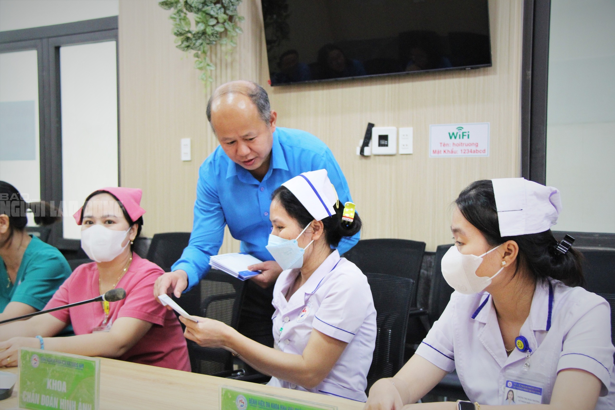 Nữ công nhân òa khóc khi nhận hỗ trợ lũ lụt từ Công đoàn Đà Nẵng - Ảnh 11.