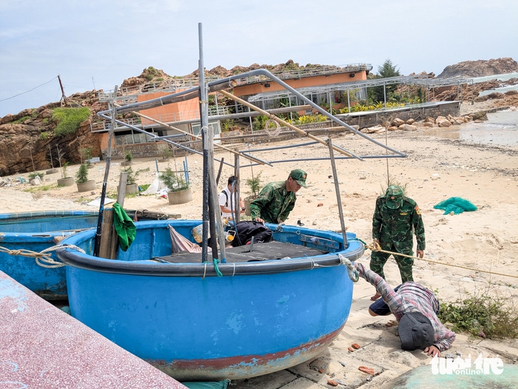 Người dân ven biển chèn bao nước, đá hộc lên mái nhà chống bão Kalmaegi - Ảnh 8.