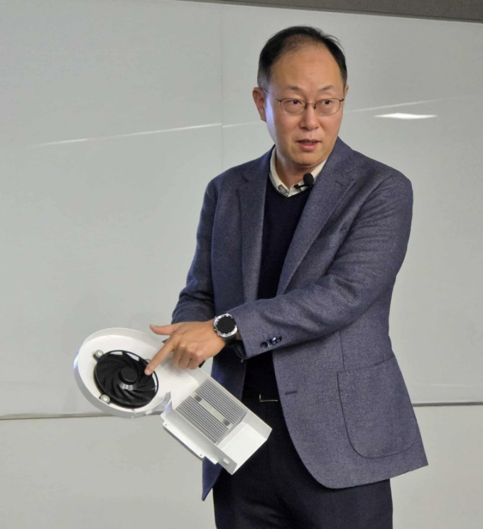 Ông Jay Yoon phân tích cách hoạt động của mô-đun Peltier. Ảnh: Samsung