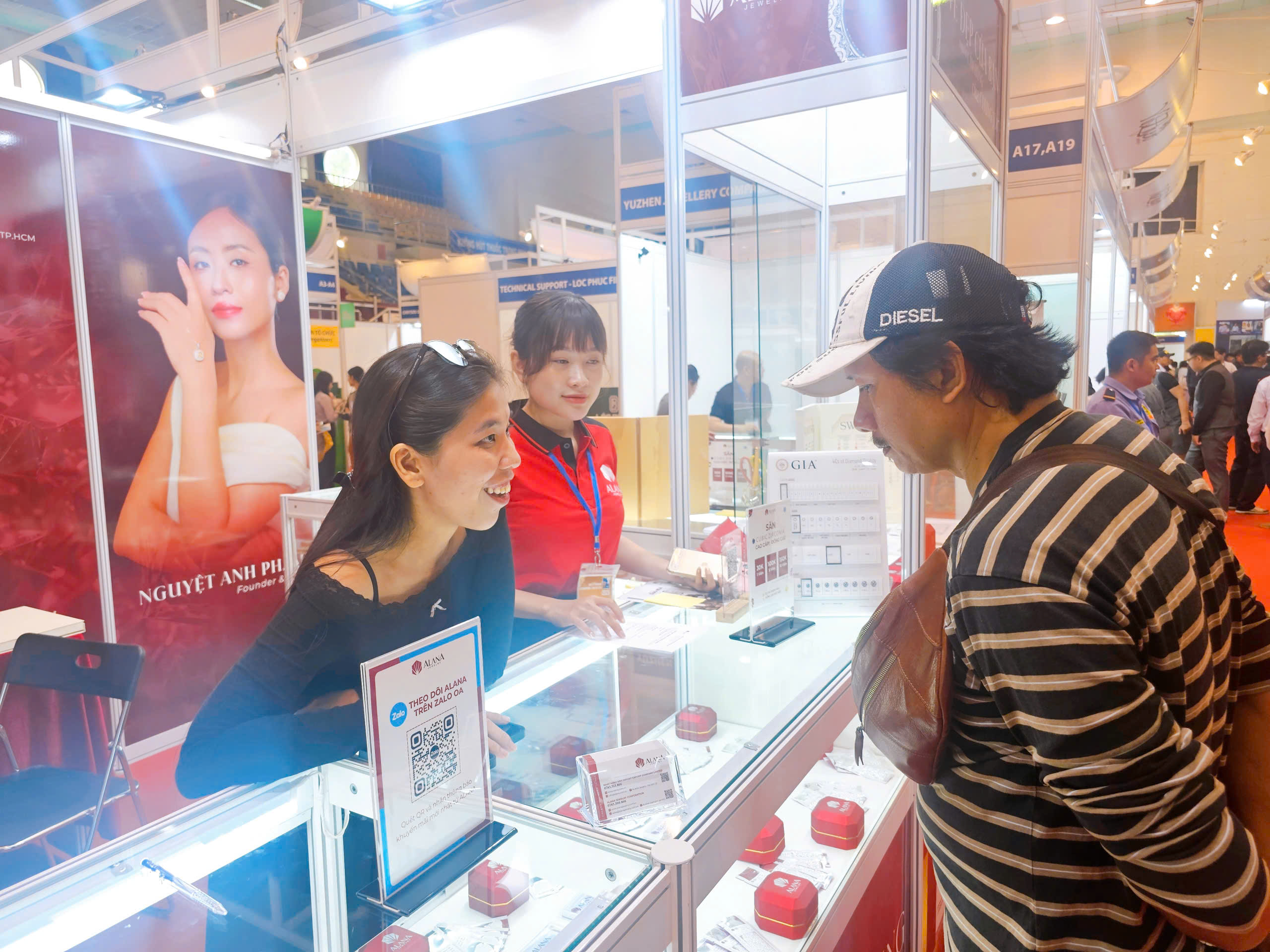 Ngắm trang sức, đá quý bạc tỉ tại triển lãm quốc tế TP.HCM 2 Ngắm trang sức, đá quý bạc tỉ tại triển lãm quốc tế TP.HCM - Ảnh 2.