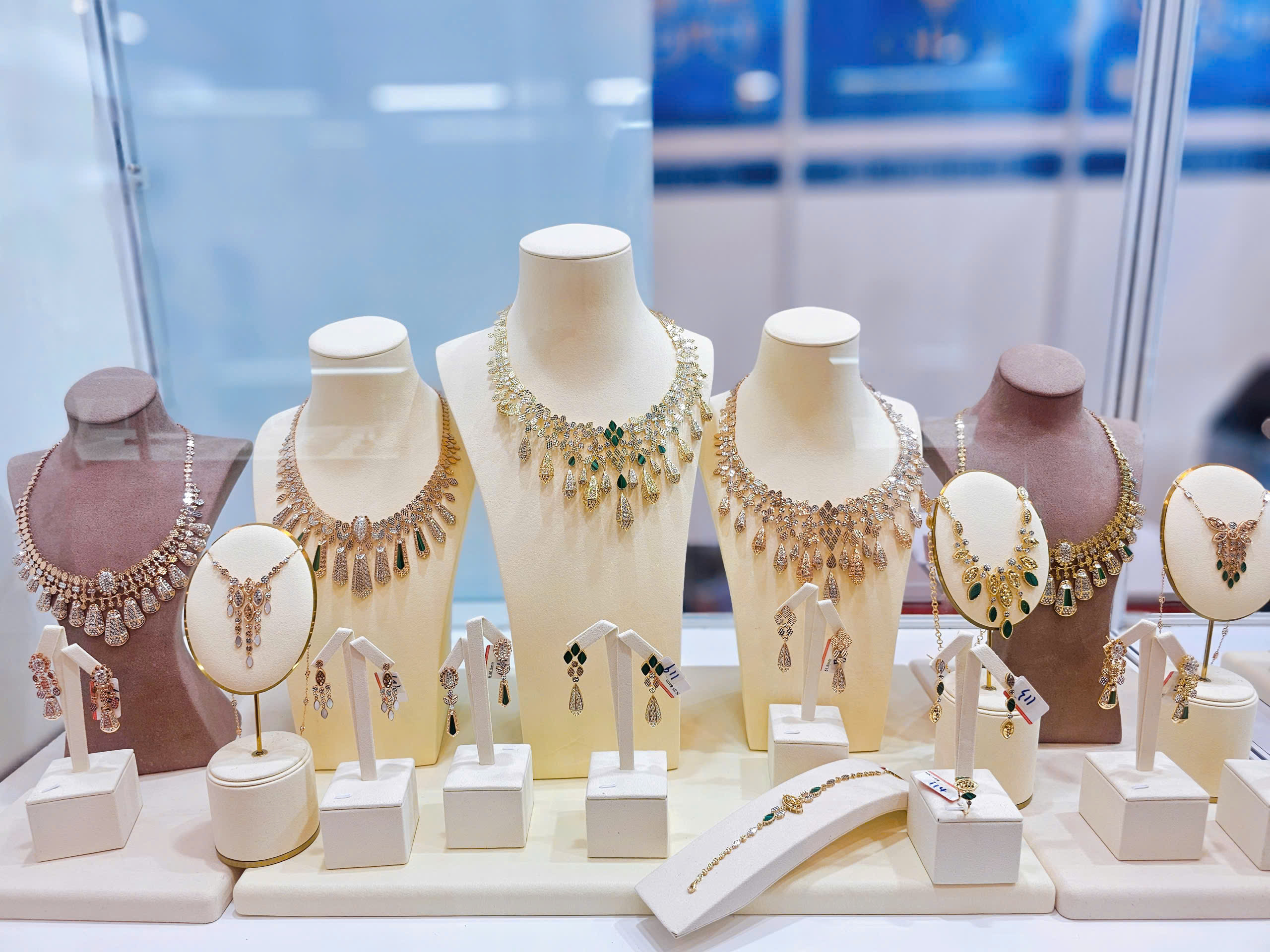 Ngắm trang sức, đá quý bạc tỉ tại triển lãm quốc tế TP.HCM 3 Ngắm trang sức, đá quý bạc tỉ tại triển lãm quốc tế TP.HCM - Ảnh 3.