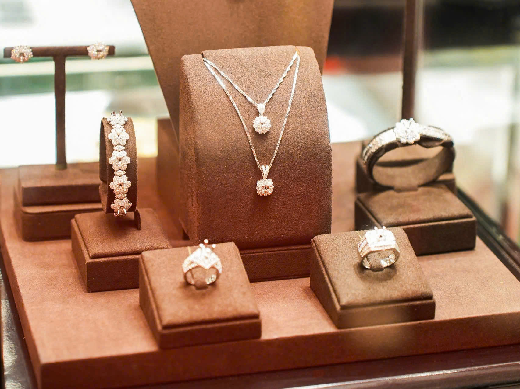 Ngắm trang sức, đá quý bạc tỉ tại triển lãm quốc tế TP.HCM 4 Ngắm trang sức, đá quý bạc tỉ tại triển lãm quốc tế TP.HCM - Ảnh 4.