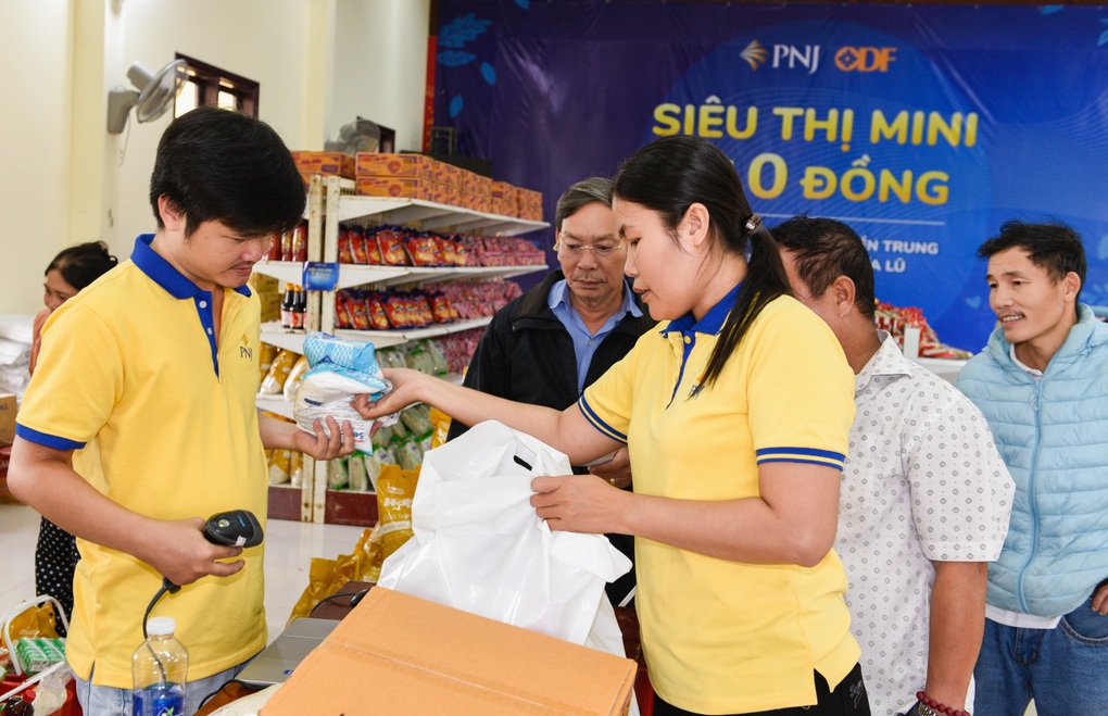 PNJ kích hoạt “Siêu thị mini 0 đồng” tại miền Trung, hỗ trợ người dân vùng lũ - 2