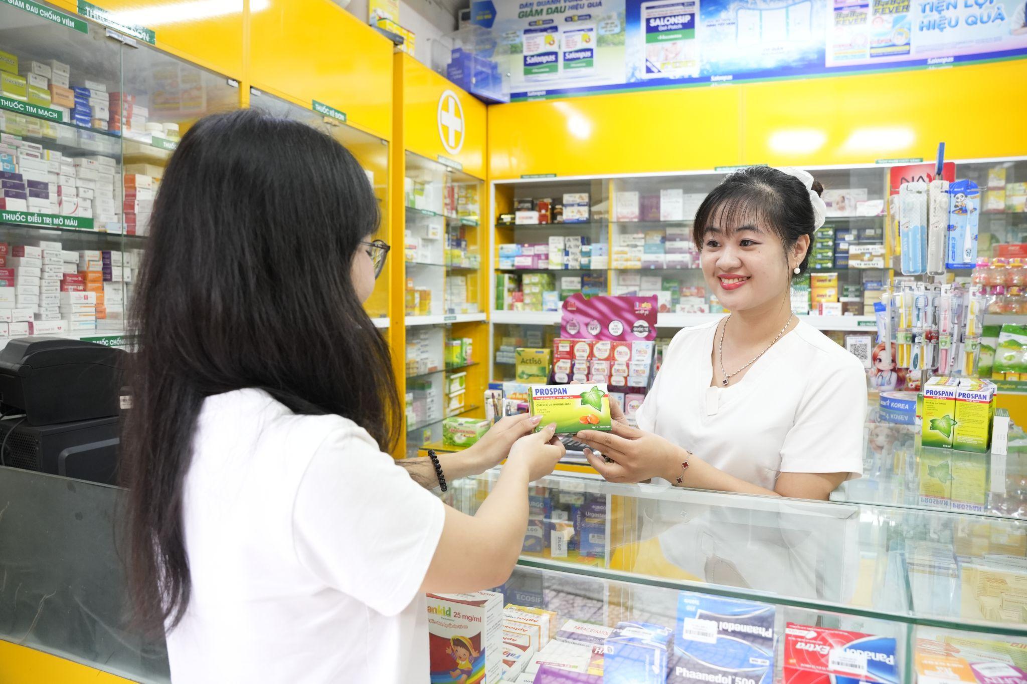 Người tiêu dùng nên mua thuốc ho tại các nhà thuốc uy tín để được tư vấn kỹ lưỡng