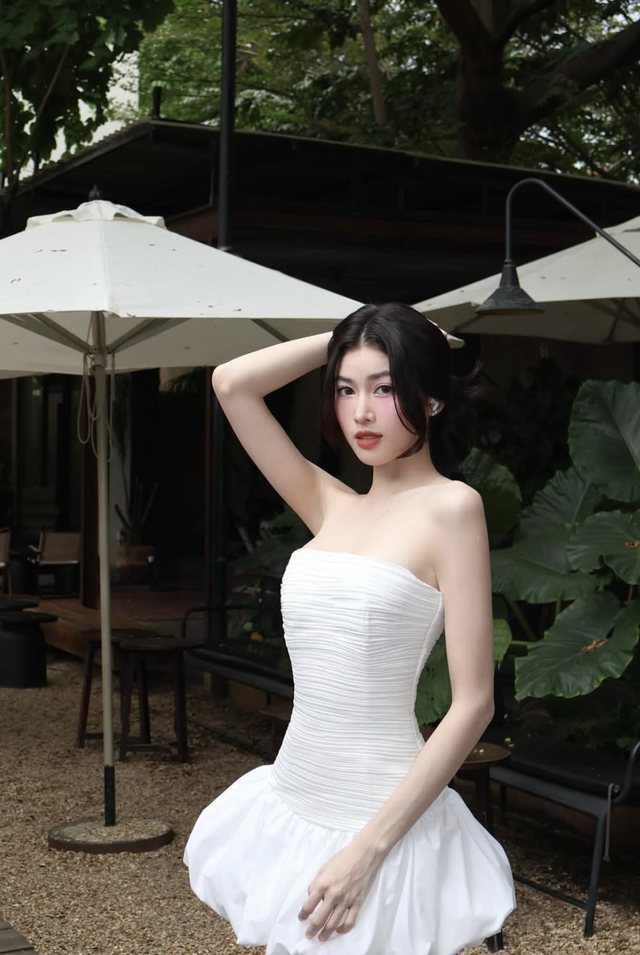 Chỉ với tông trắng, nàng vẫn đủ nổi bật giữa đám đông- Ảnh 9.