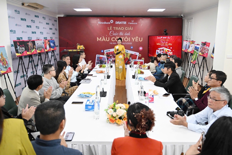 Báo Dân trí trao giải Cuộc thi ảnh Màu cờ tôi yêu 2025 - 2