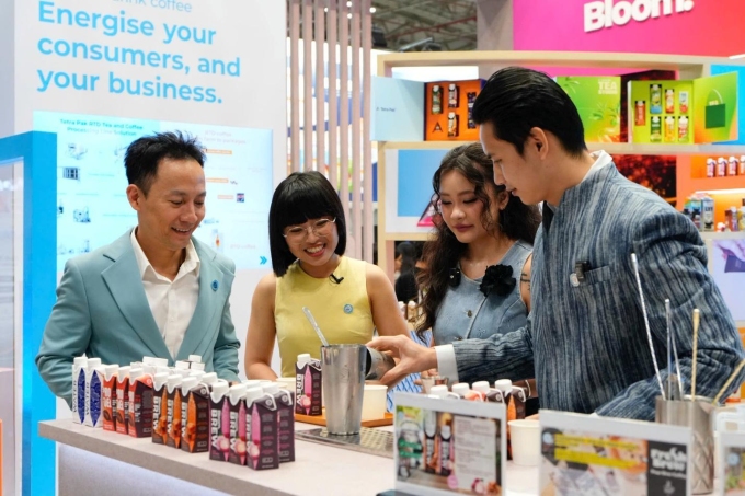 Hoạt động trình diễn công thức cà phê và trà uống liền tại gian hàng của đơn vị trong khuôn khổ triển lãm. Ảnh: Tetra Pak