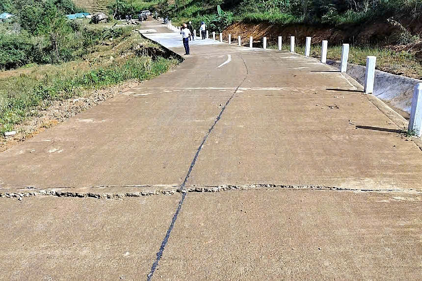 Xuất hiện nhiều vết nứt trên đồi ở Quảng Ngãi, sẵn sàng di dời hàng trăm hộ dân tránh bão - Ảnh 4.