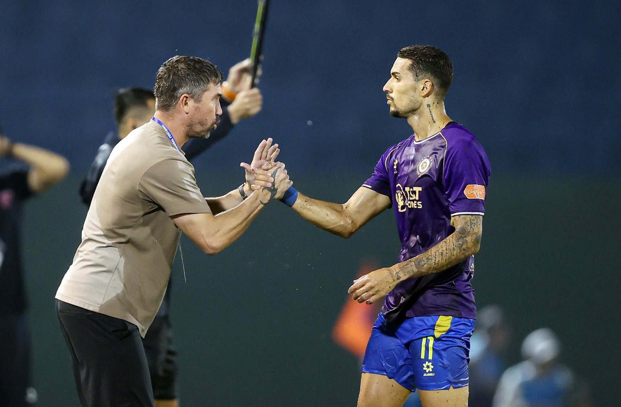 HLV Harry Kewell và Đỗ Hoàng Hên hồi sinh CLB Hà Nội - Ảnh 2.