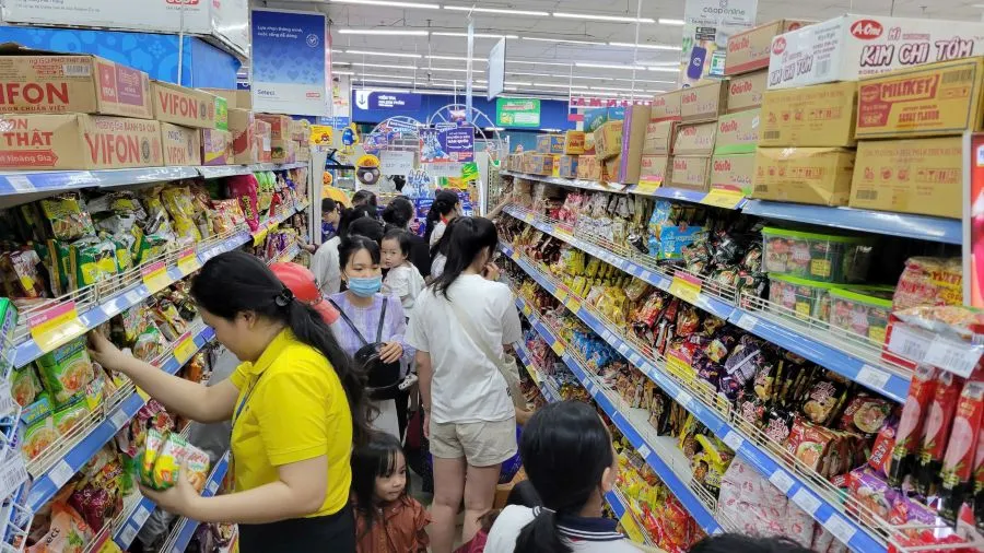 Bão số 13: Siêu thị tăng cường dự trữ hàng hóa, cam kết giữ giá ảnh 2 bão số 13