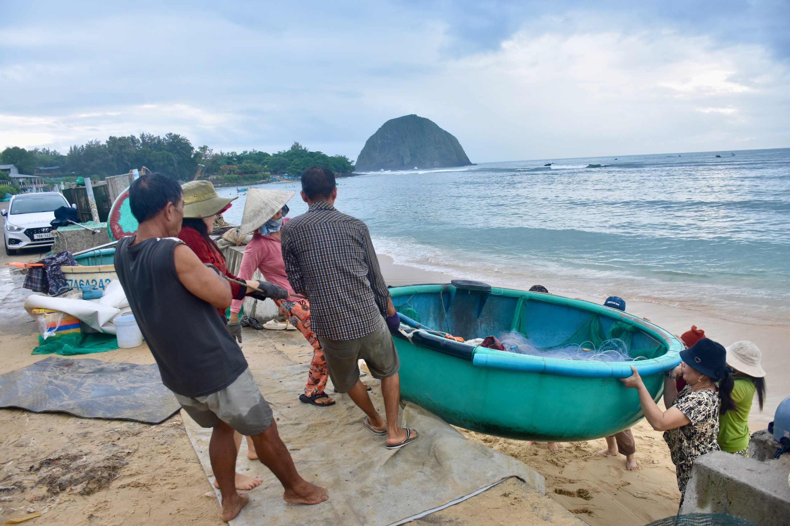 Đắk Lắk yêu cầu hạ khẩn cấp cẩu công trình trước bão Kalmaegi - Ảnh 2.