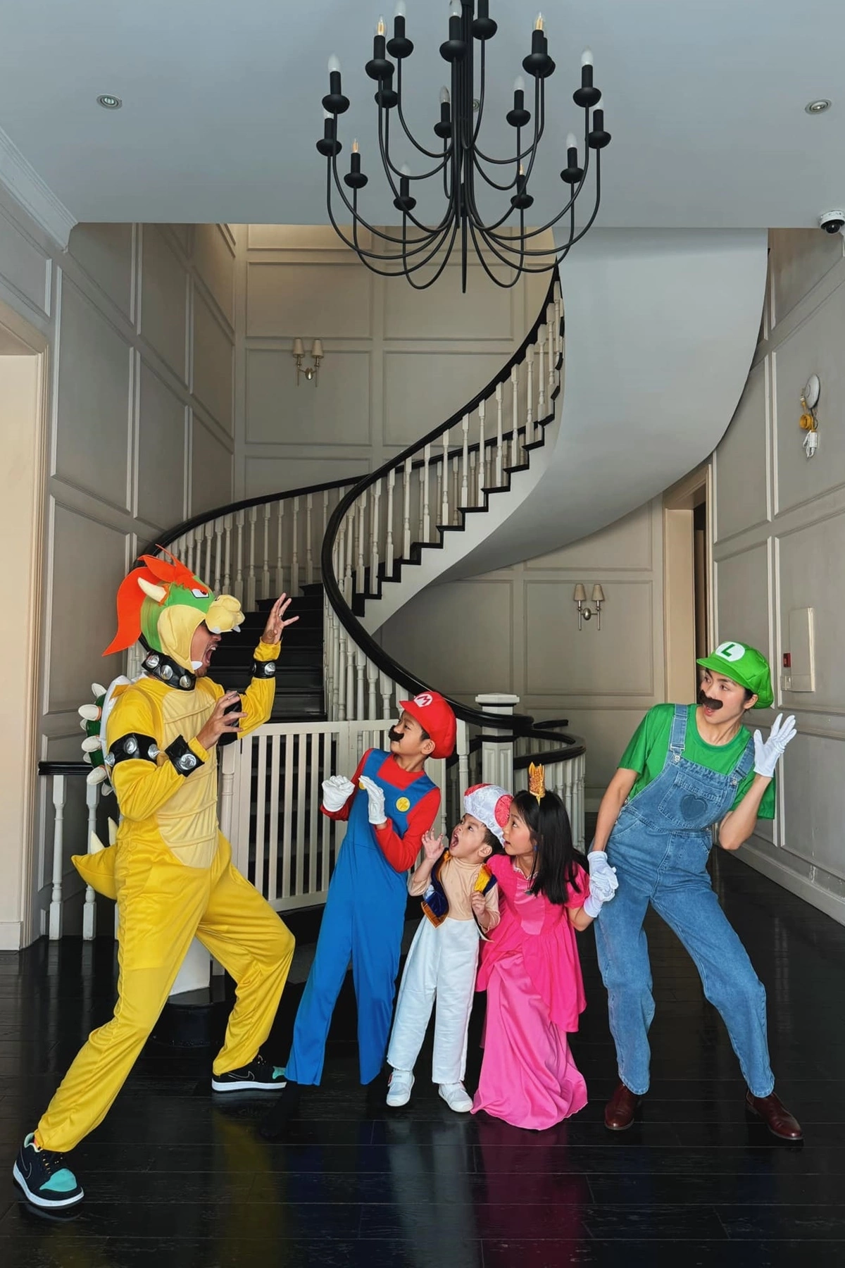 Tăng Thanh Hà bật khóc tạm biệt chú chó cưng sau 13 năm nuôi dưỡng, Lệ Quyên gửi lời chia buồn 13 Vợ chồng Tăng Thanh Hà tập trung vun vén tổ ấm, hạn chế chia sẻ với truyền thông.