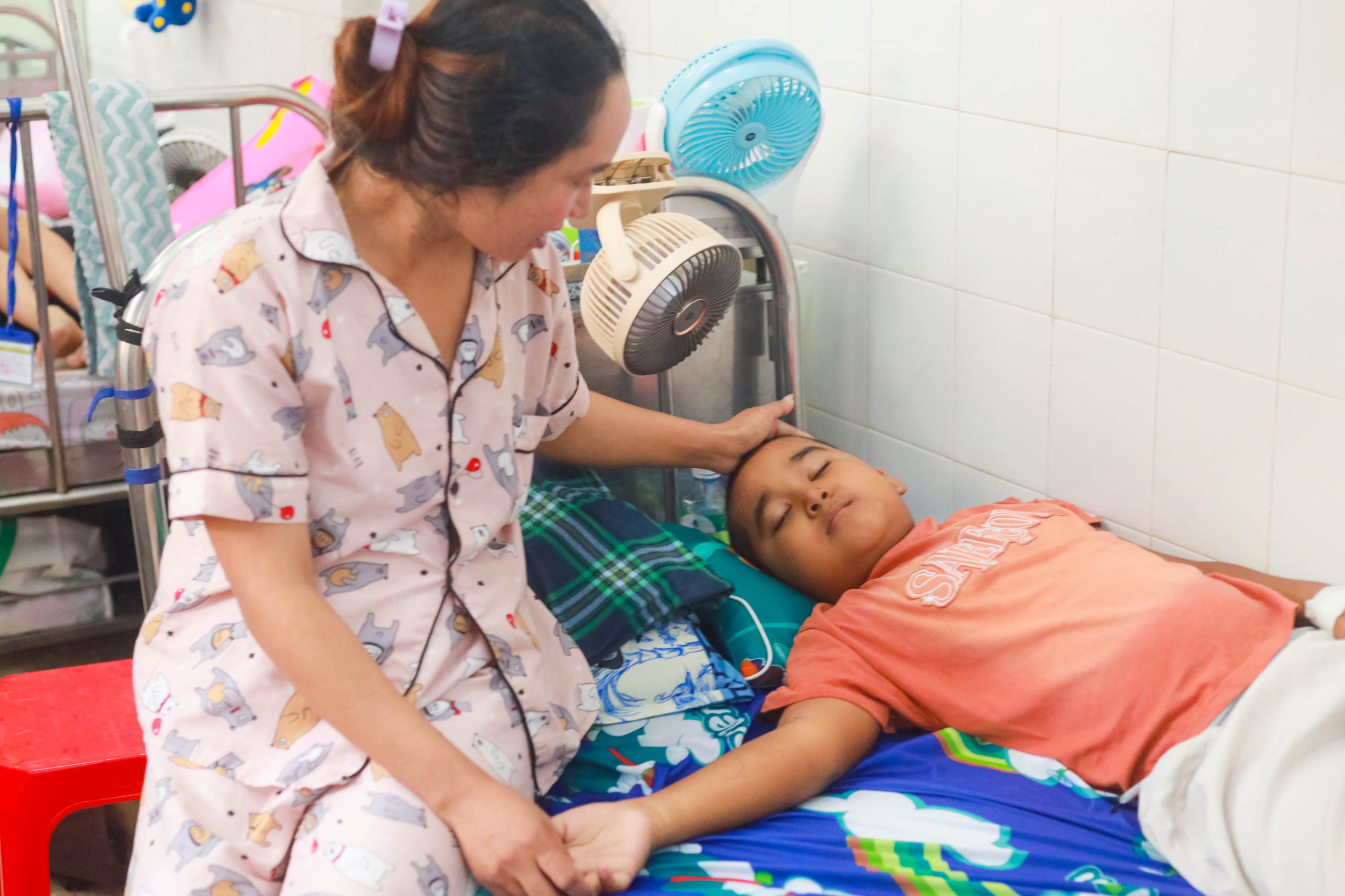 Con muốn sống: Bé trai ung thư 'xin mẹ sinh em khác để con được chết'- Ảnh 4.