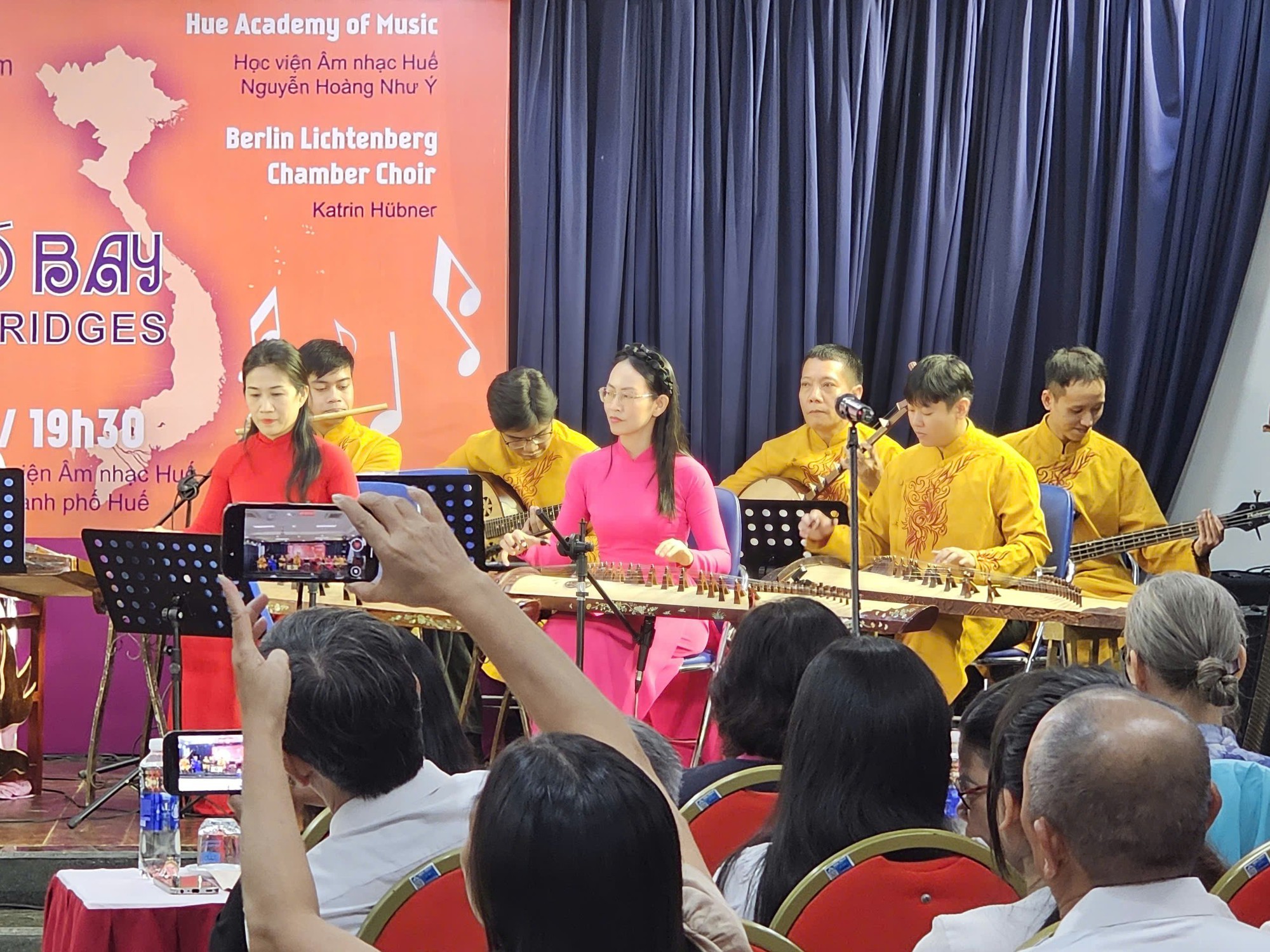 Khách Tây hát quan họ Bắc Ninh được khen nức nở, cộng đồng mạng bất ngờ khi biết danh tính: Họ là ai?- Ảnh 2.