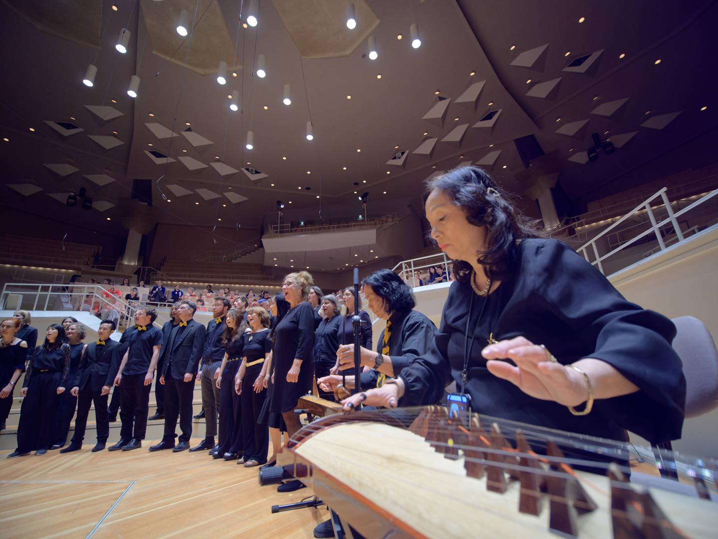 Khách Tây hát quan họ Bắc Ninh được khen nức nở, cộng đồng mạng bất ngờ khi biết danh tính: Họ là ai?- Ảnh 4.