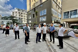 Đoàn giám sát Bộ Xây dựng đến giám sát tại một dự án bất động sản tại TPHCM. Ảnh: NGUYỄN CHÂU