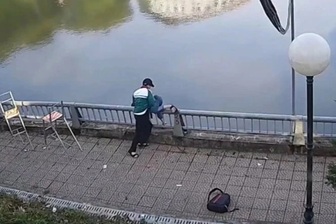 Nam sinh lớp 8 hành hung rồi hất bạn xuống hồ nước